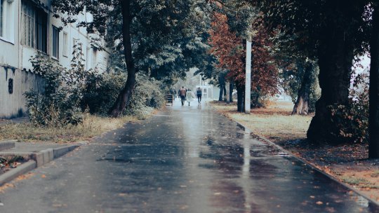 ANM: Vânt puternic şi ploi în cea mai mare parte a ţării