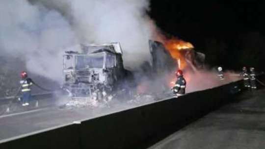 ARGEȘ: Trafic blocat pe DN 7 după ce un autocamion a luat foc în zona Dedulești