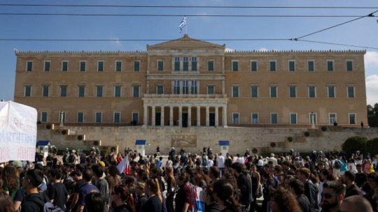 GRECIA: Mii de elevi, studenți și profesori protestează pentru finanțarea educației și salarii mai mari