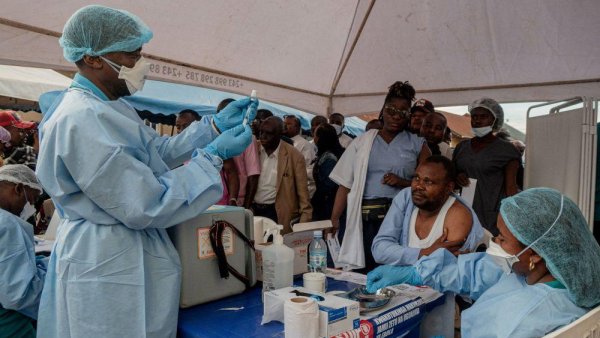 Epidemia de Ebola se extinde în Africa