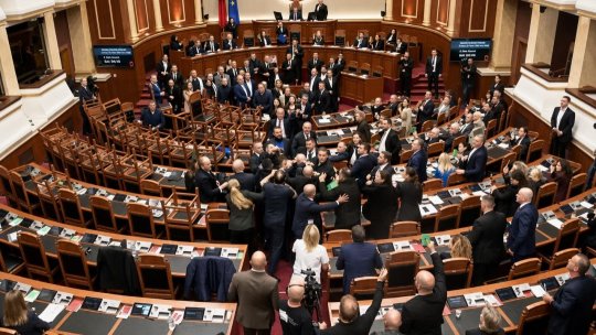 ALBANIA: Deputații s-au luat la bătaie în hemiciclul Parlamentului de la Tirana | VIDEO