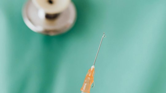 Primul vaccin personalizat împotriva cancerului reduce riscul de recidivă, potrivit unui studiu clinic de amploare