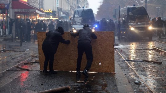 FRANȚA: Violențe de stradă la Paris și Marsilia după o zi de proteste, în mare parte, pașnice