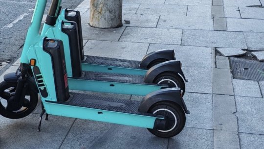 Proiect de lege: Conducătorii trotinetelor şi bicicletelor electrice ar putea fi obligaţi să poarte cască de protecţie