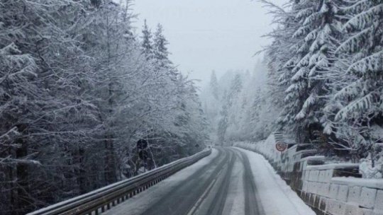 MARAMUREȘ: Drumarii au împrăștiat 8 tone de material antiderapant în Pasul Prislop