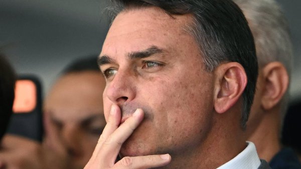 După înfrângerea suferită în alegerile prezidențiale din Brazilia, Flávio Bolsonaro a fugit în SUA