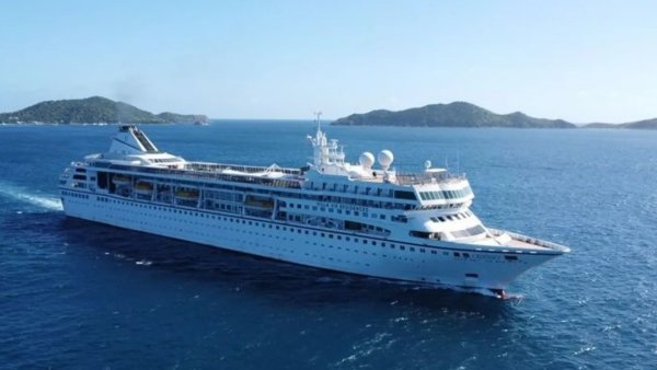 Pasagerii unei nave de croazieră de lux, blocați în Cambodgia din cauza scumpirii combustibilului