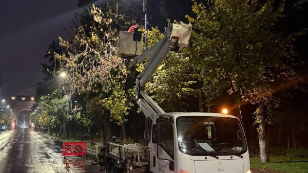 BUCUREȘTI: Primăria Generală începe montarea iluminatului de sărbători