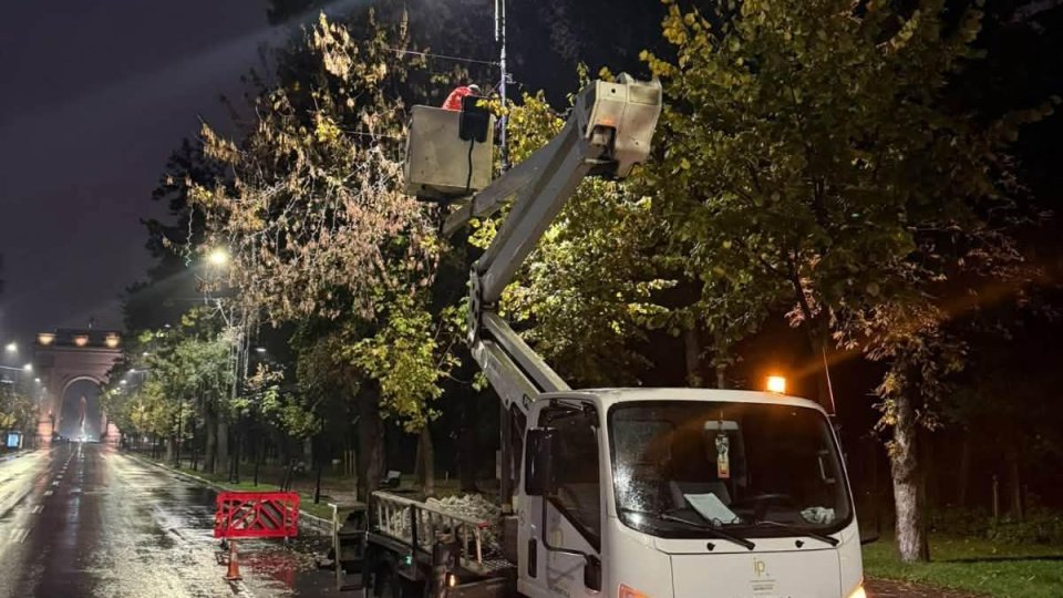 BUCUREȘTI: Primăria Generală începe montarea iluminatului de sărbători