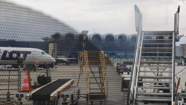 Incendiu în zona culoarului de legătură dintre terminalele Aeroportului Otopeni