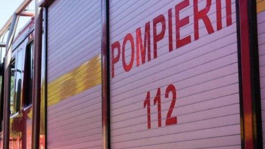 Incendiu la o hală cu vopsea și diluant din Vâlcea: Locuitorii din zonă, avertizați din cauza fumului