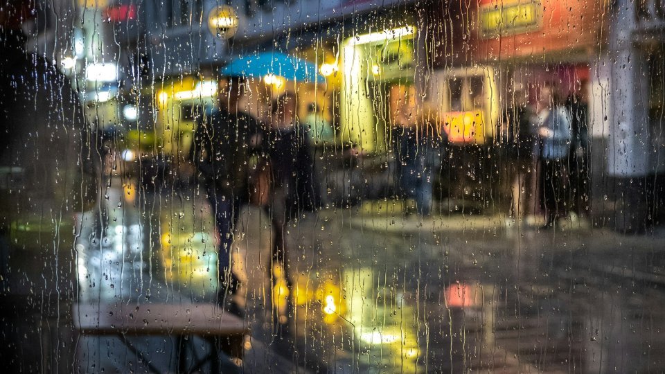 Meteo: Ploi și vânt în întreaga țară, în weekend. La munte se va depune strat de zăpadă