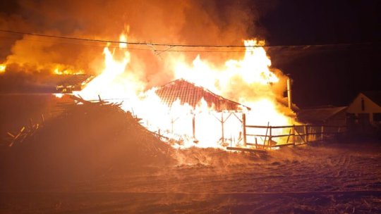 HARGHITA: Locuință din Toplița, cuprinsă de un incendiu puternic. Proprietarii au fost transportați la spital
