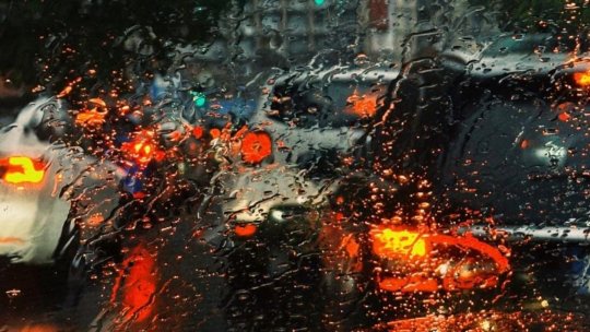 Trafic rutier în condiții normale, pe principalele drumuri din țară: Carosabil umed și ploi ușoare, în unele zone