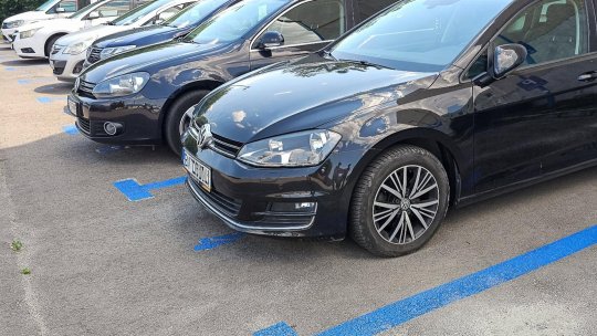 BRAȘOV: Șoferii care parchează neregulamentar riscă amenzi de peste 1.000 de lei și ridicarea mașinii