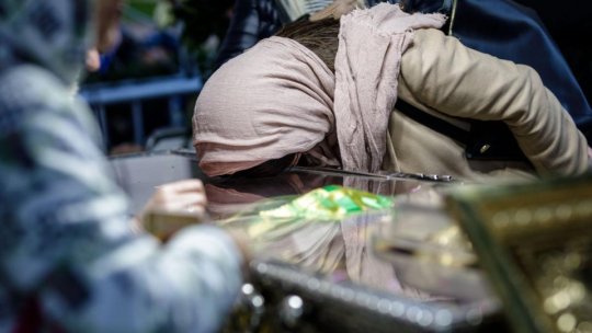 Iași: Peste 10.000 de pelerini s-au închinat la Sf. Cuvioasă Parascheva înainte de debutul pelerinajului