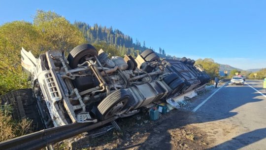 MUREȘ: Un autocamion frigorific s-a răsturnat în afara carosabilului, pe DN 15, la Stânceni