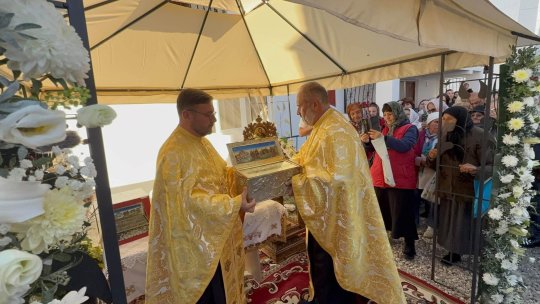 ARGEȘ: Sute de pelerini, la Brâul Maicii Domnului adus la biserica din curtea SJU Pitești