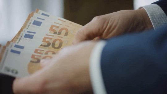 Euro coboară ușor spre 5,33 lei