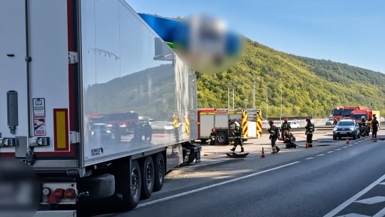 VÂLCEA: Risc de explozie pe Valea Oltului, după ce un autocamion a lovit o pompă de carburant