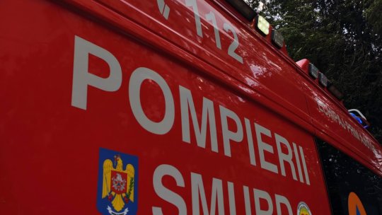 Mai multe locuințe improvizate din Baia Mare, cuprinse de flăcări: Vântul puternic îngreunează intervenția pompierilor