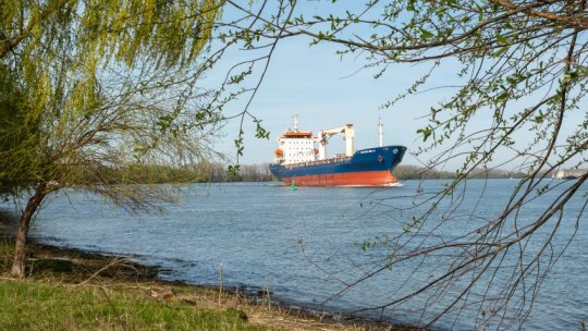 Navigația pe canalul Sulina, reluată: Zeci de nave așteaptă intrarea pe Dunăre