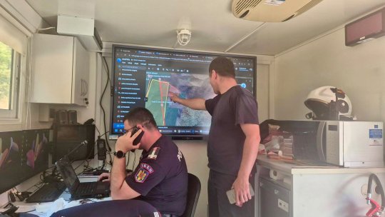 MEHEDINȚI: Elicopter mobilizat pentru transportul a 8.000 de litri de apă în zone afectate de incendii