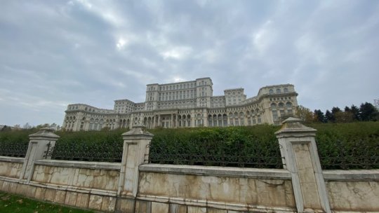 BUCUREȘTI: Palatul Parlamentului, iluminat în verde pentru a marca Ziua Mondială a Sănătăţii Mintale