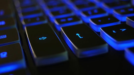 ONU: Mii de persoane din toată lumea sunt păcălite să muncească în rețele online de escrocherii