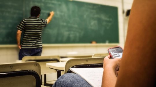 UNESCO: Interdicții în privința telefoanelor mobile în școli, în aproape șase din zece țări