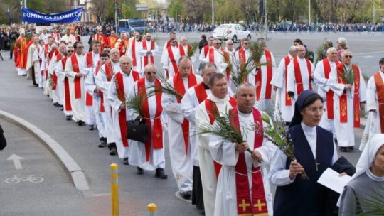 Tradiționala procesiune de Floriile catolice, pe străzile Bucureștiului