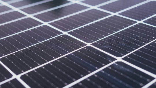 Proiect hibrid solar fotovoltaic şi stocare în România, finanțat cu 85 de milioane de euro
