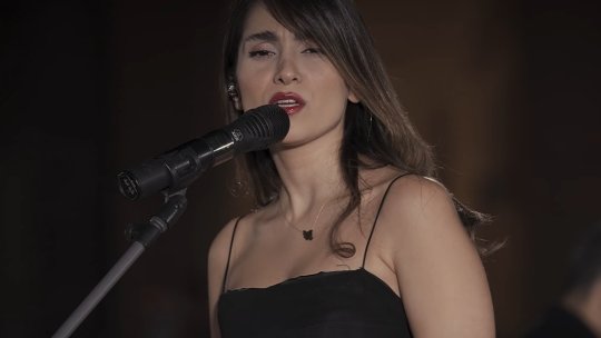Iran: Cântăreaţa Parastoo Ahmadi, condamnată la mai multe lovituri de bici în urma unui concert online în care n-a purtat vălul islamic