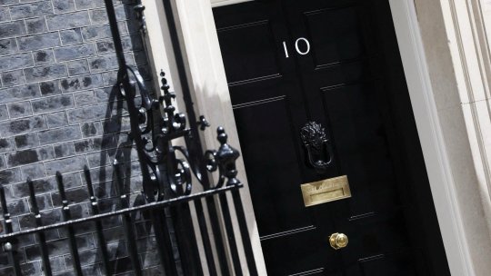 Predare de ștafetă politică la Londra: Keir Starmer părăsește oficial postul de premier, fiind înlocuit de Andy Burnham | VIDEO