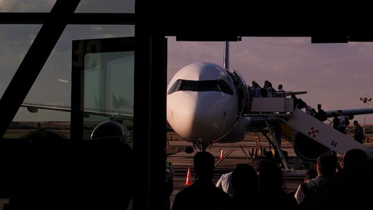 Percheziţii la suspecţi de furt din aeronavele unei companii