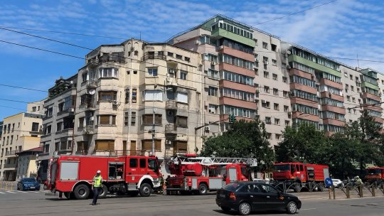 BUCUREȘTI: Incendiu puternic într-un apartament de pe Calea Moşilor