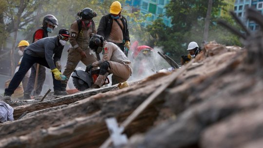 COLUMBIA: Femeie scoasă în viață de sub dărâmături, la 36 de ore după cutremurul devastator