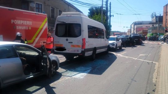 MEDIAȘ: Un autobuz condus de un șofer beat a lovit mai multe autoturisme în oraș | VIDEO