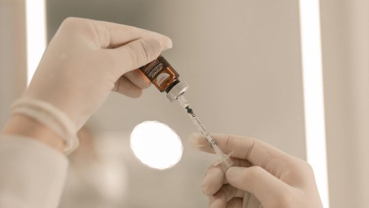 BIHOR: Femeie reținută după ce ar fi injectat acid hialuronic fără drept de profesie