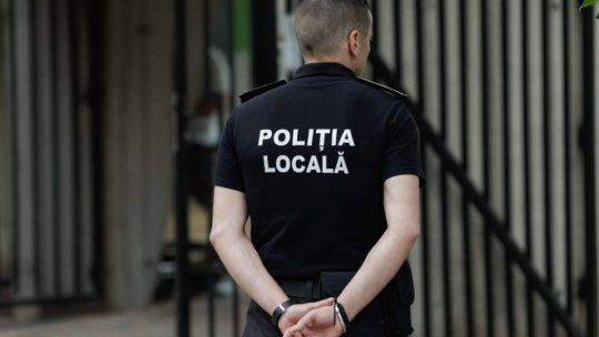 București: Polțiștii locali au distribuit sticle de apă în contextul Codului galben de caniculă
