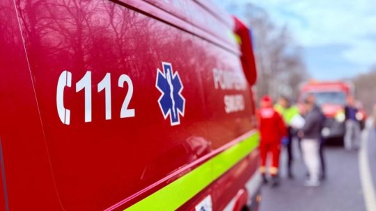 ARGEȘ: Tânăr rănit după ce un autoturism s-a izbit de un copac