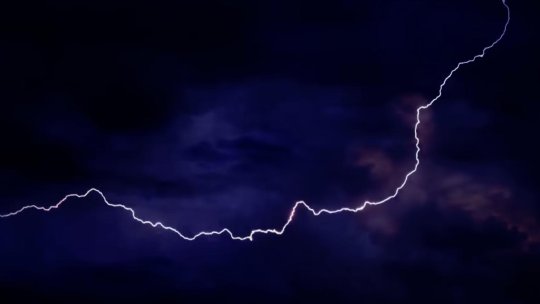 Nordul Moldovei și zonele montane, sub avertizare de vijelii, grindină și ploi torențiale