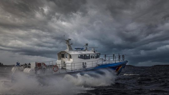 O navă comercială a luat foc în Marea Neagră, în zona economică exclusivă a României: Format din 12 marinari, echipajul a fost salvat