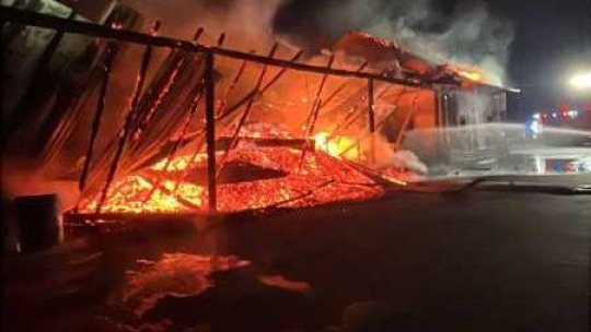 Depozit de cărbuni din localitatea mureșeană Bălăuşeri, cuprins de un incendiu