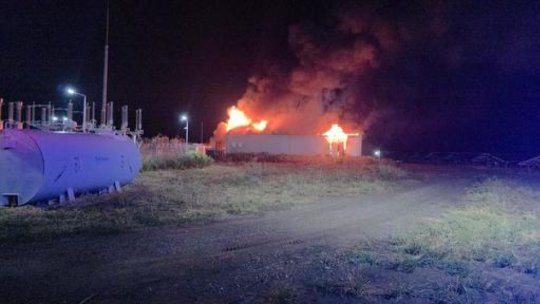 BUZĂU: Incendiul de la hala din Stâlpu, provocat cel mai probabil de o defecțiune la un conductor electric