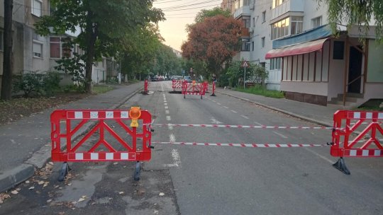 BUZĂU: Autospecială pentru desfundarea canalizării, căzută într-o groapă apărută în asfalt