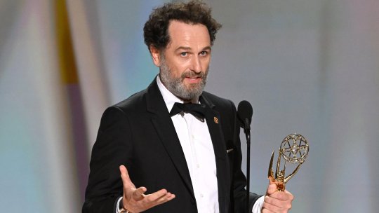 Gala Emmy 2026: Actorul galez Matthew Rhys scrie istorie cu două victorii în aceeași seară