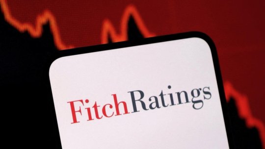 Fitch: România ar putea fi retrogradată la „junk” dacă se prelungește criza politică