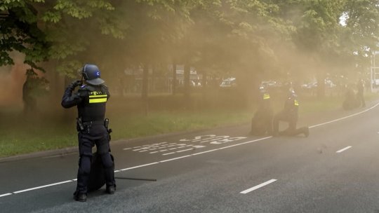 HAGA: Poliția s-a confruntat cu sute de protestatari de extremă dreapta la un miting împotriva imigrației