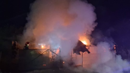 MUREȘ: Incendiu la Sărmașu, în urma căruia au ars două anexe gospodărești și 20 de păsări au murit